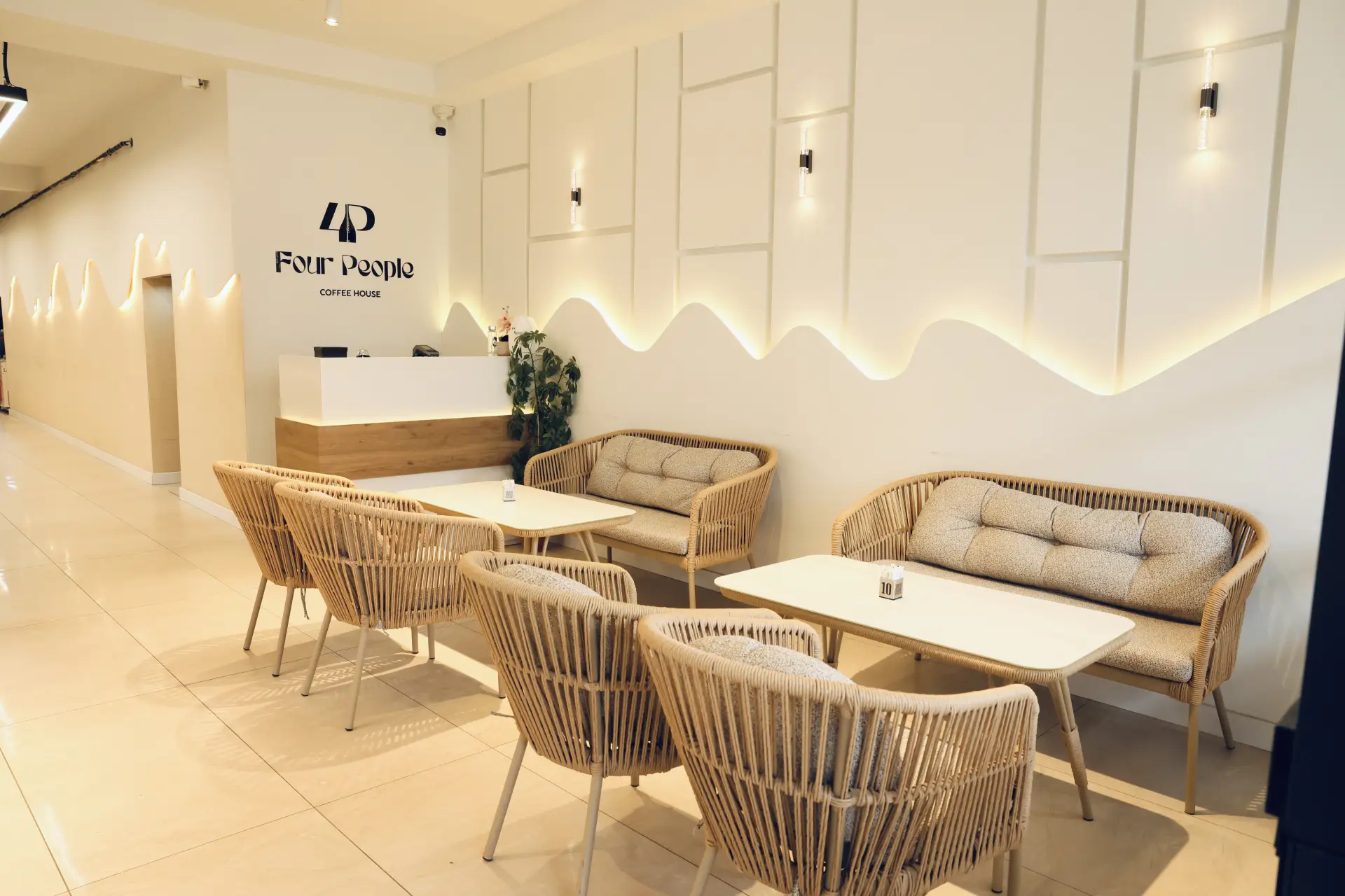 Four People bar tarafı ve dalga aydınlatmalı duvar