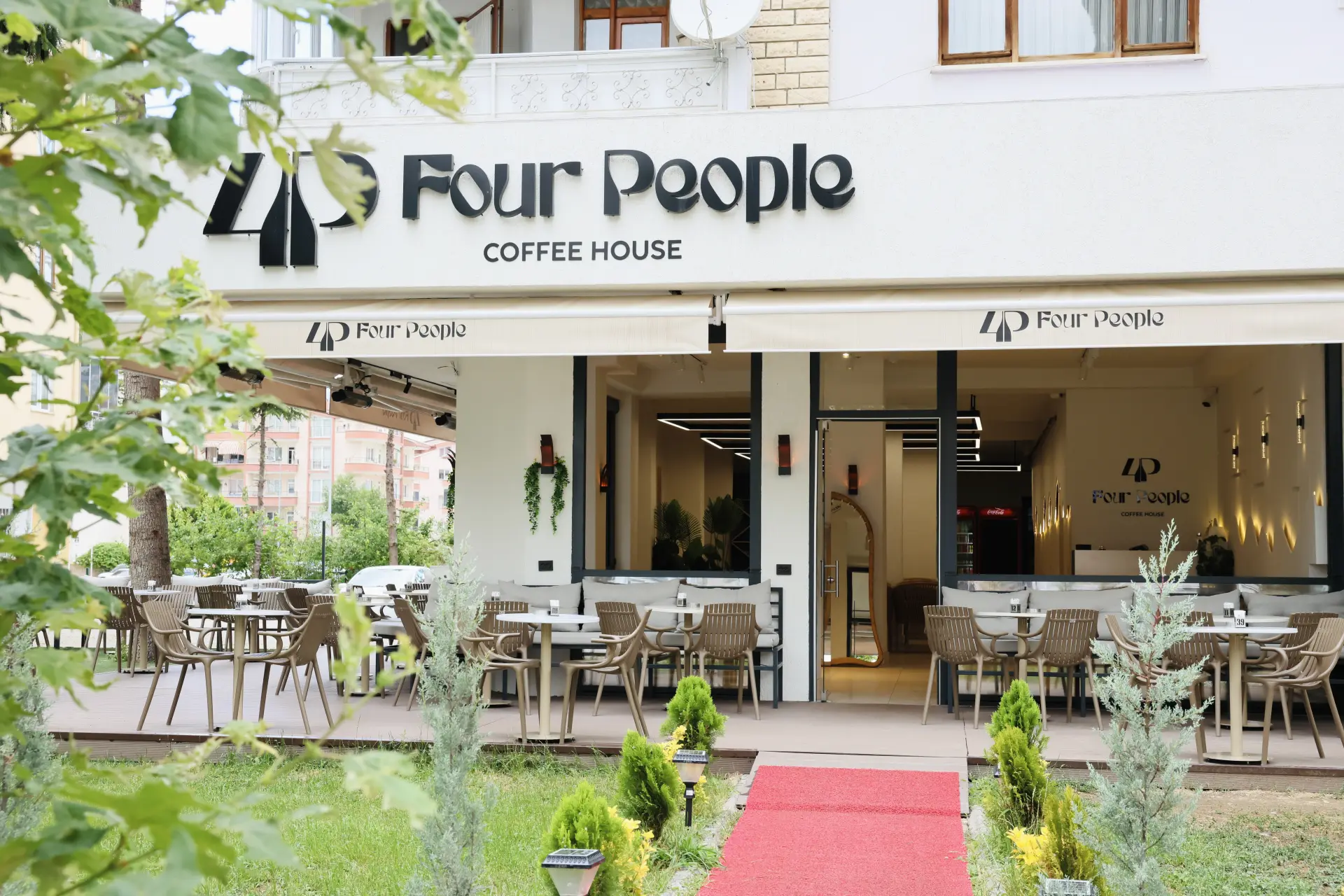 Four People Coffee House dış cephe ve tabela