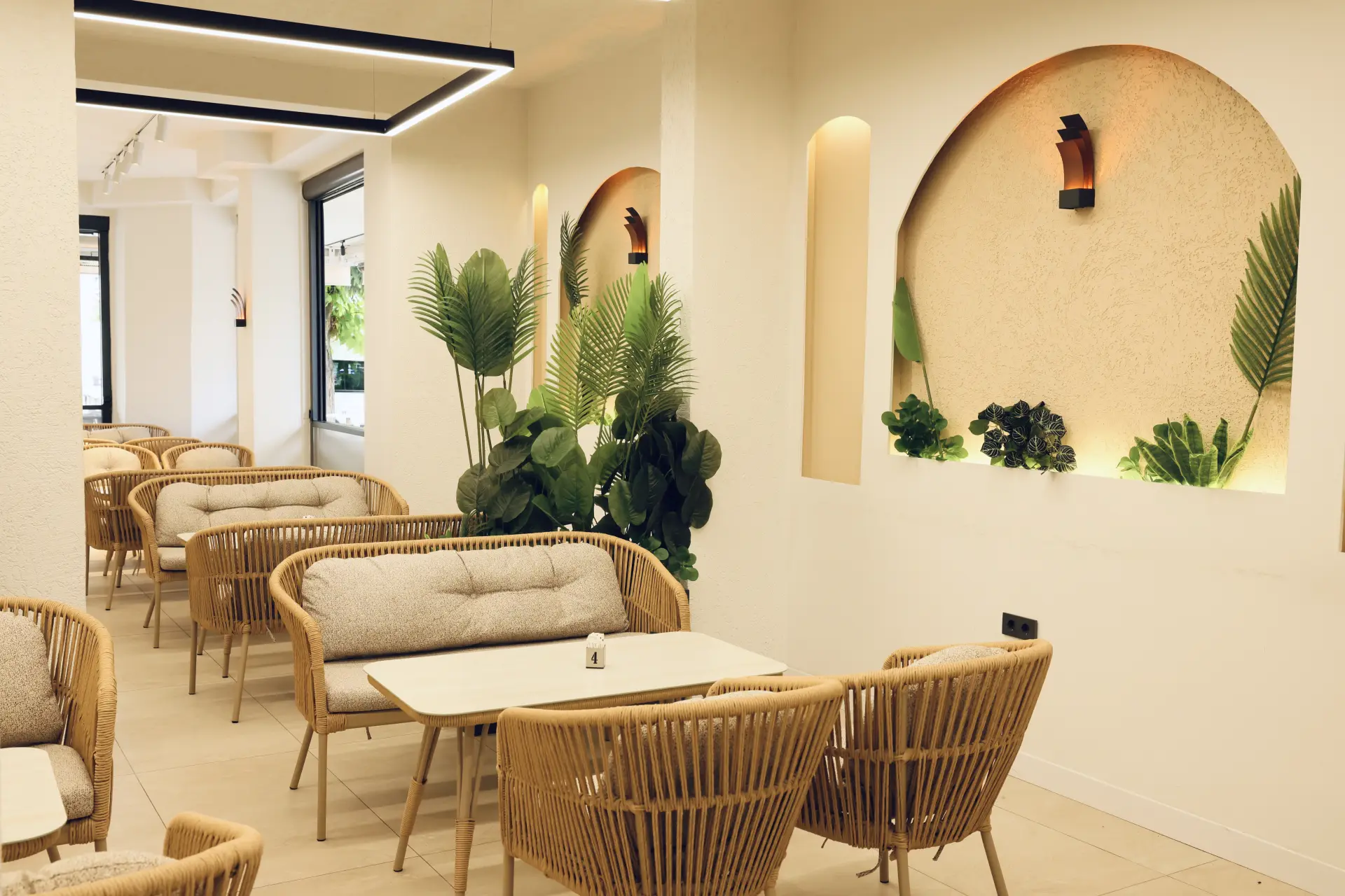 Kemerli nişler ve rattan koltuklarla iç salon